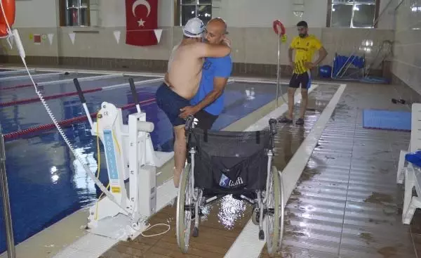 ENGELLİ YUSUF, TERAPİ İÇİN BAŞLADIĞI YÜZMEDE TÜRKİYE 2'NCİSİ OLDU