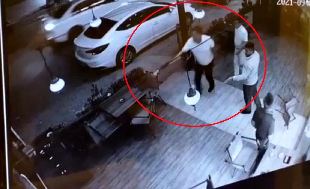 Öfkeden gözü döndü, kafenin ortasında husumetlisine defalarca ateş etti