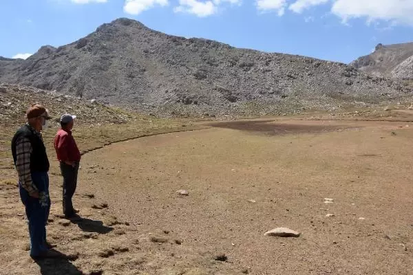 İKİZ GÖLLER KURUYUP TARLA OLDU
