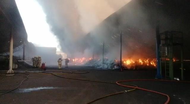 İstanbul'u dumanlar kapladı! Plastik fabrikasındaki yangına takımlar müdahale ediyor