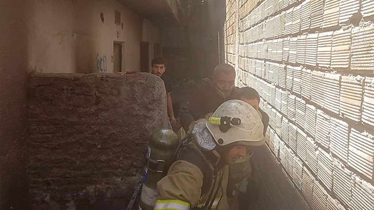 İtfaiye eri canını hiçe saydı! Yaşlı adamı gözünü kırpmadan alevlerin arasından çekti aldı