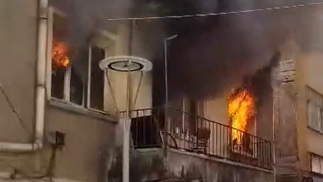 İtfaiye eri canını hiçe saydı! Yaşlı adamı gözünü kırpmadan alevlerin arasından çekti aldı