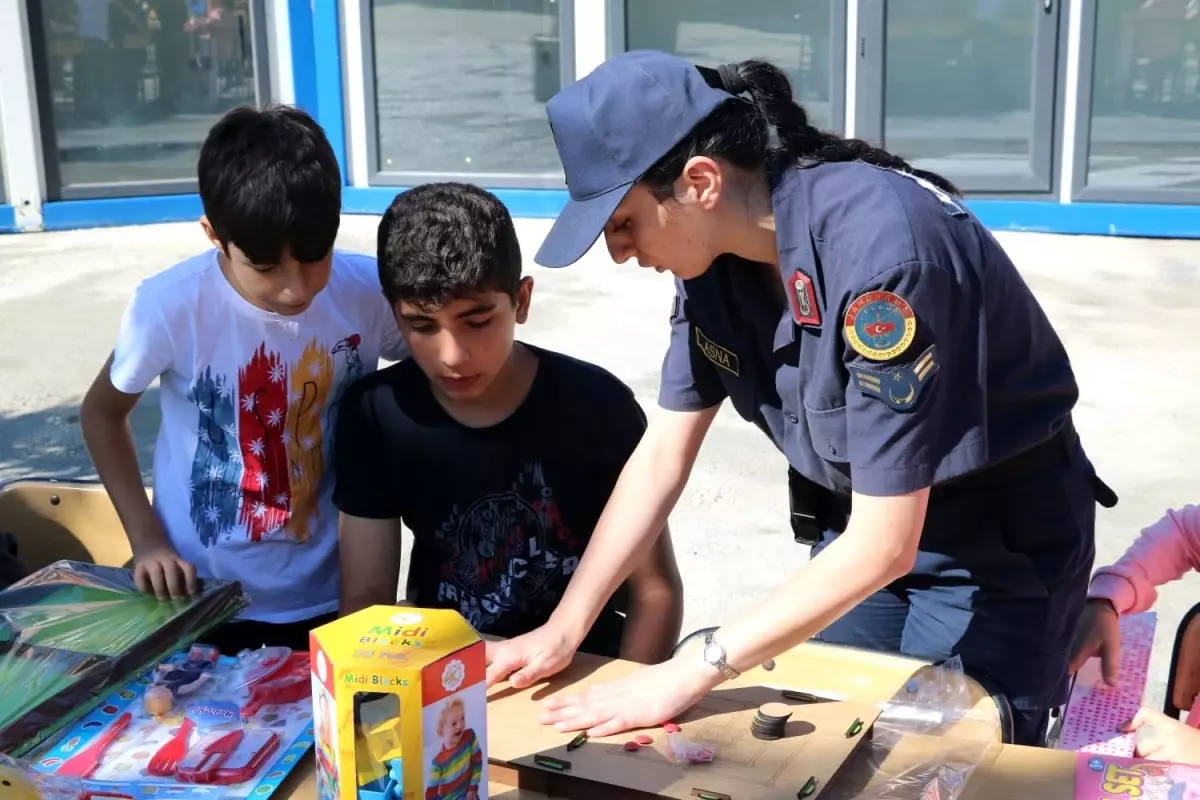 Jandarma Genel Komutanlığı, selden etkilenen çocuklara oyuncak dağıttı