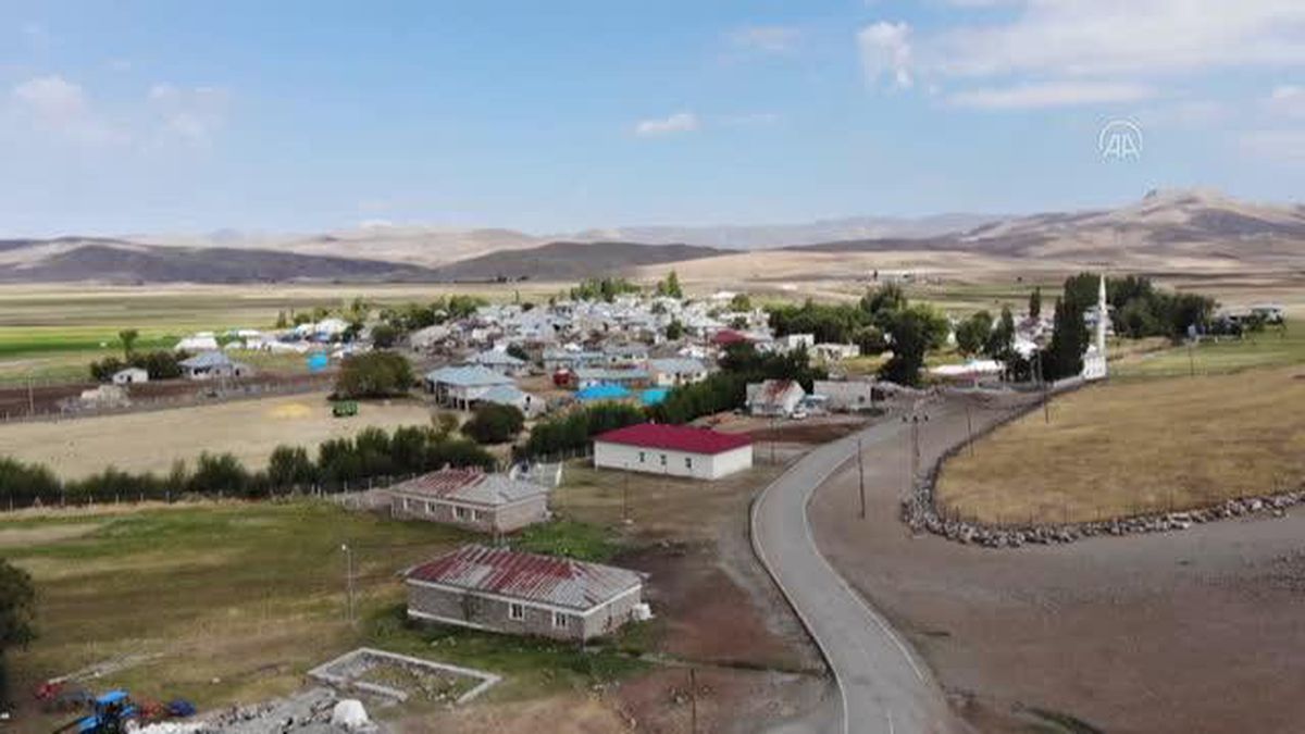 Köy okulunun bostanından elde edilen ürünlerle öğrencilerin eğitim masrafı karşılanıyor