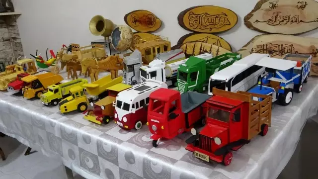 Oğlunun ev ödevi, babanın ahşap yeteneğini ortaya çıkardı Oğlunun ev ödevi, babanın ahşap yeteneğini ortaya çıkardı