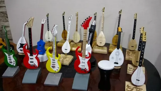 Oğlunun ev ödevi, babanın ahşap yeteneğini ortaya çıkardı Oğlunun ev ödevi, babanın ahşap yeteneğini ortaya çıkardı