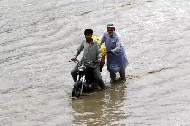 Pakistan'da şiddetli yağış: 4 ölü