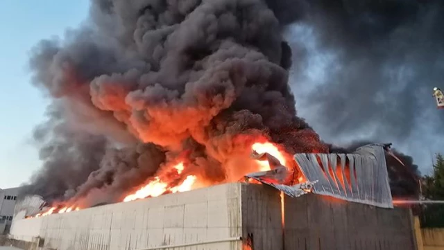 İstanbul'u dumanlar kapladı! Plastik fabrikasındaki yangına takımlar müdahale ediyor