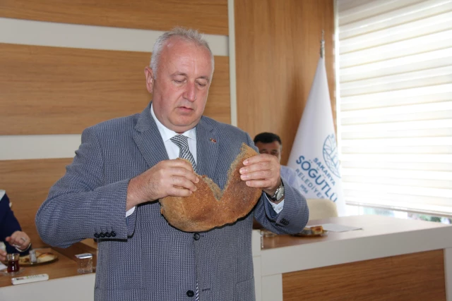 Söğütlü Belediye Başkanı Özten, siyez tohumundan elde edilen ürünleri tanıttı