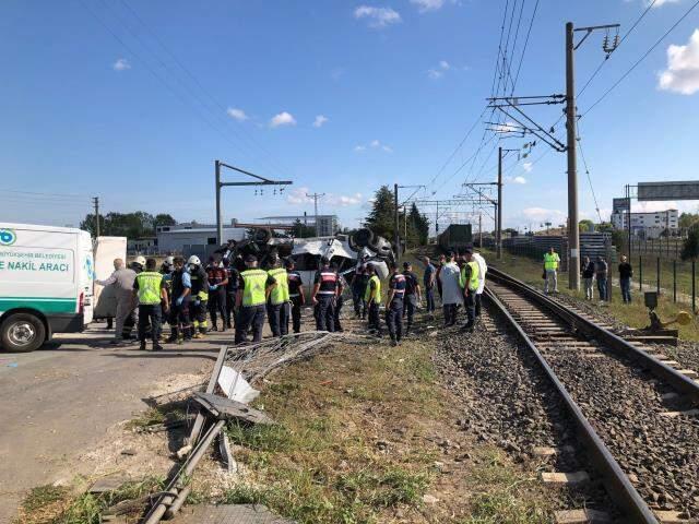 Son Dakika: 6 kişinin ölümüne neden olan kazada, yük treni ile minibüsün çarpıştığı anlar kamerada