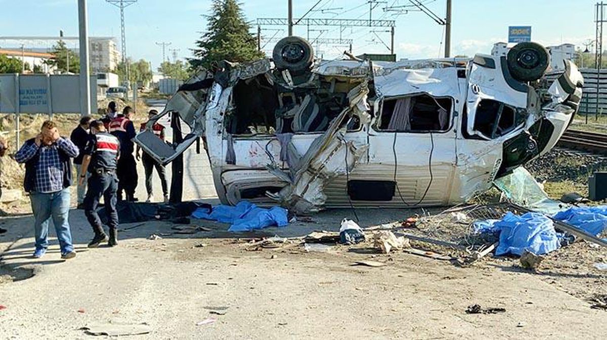 Son Dakika! Tekirdağ'da yük treni minibüse çarptı: 6 ölü, 6 yaralı