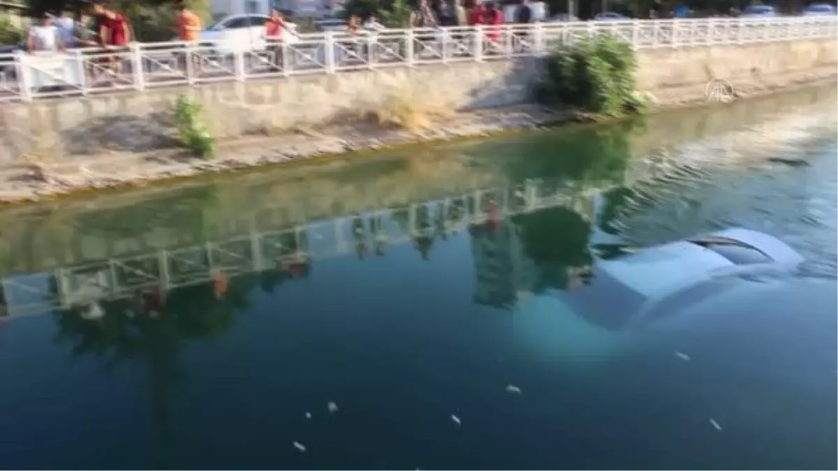 Sulama kanalına düşen otomobildeki 3 kişi kazadan yara almadan kurtuldu