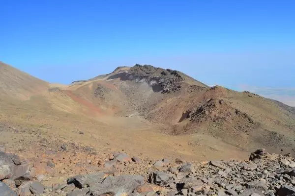 Son dakika haber... SÜPHAN DAĞI'NDAKİ 3 KRATER GÖLÜ KURUDU