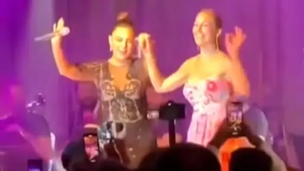 Düğünde buluşan Ebru Gündeş ve Meryem Uzerli karşılıklı göbek attı Düğünde buluşan Ebru Gündeş ve Meryem Uzerli karşılıklı göbek attı