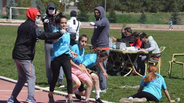 Erzurum'da bayıltan sınav! Genç öğrenciler kötüleşti