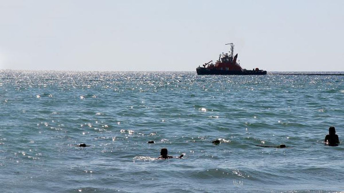 Hatay'da vatandaşlar, uyarılara rağmen Suriye'den sızan petrol sızıntısının içinde yüzmeye devam etti
