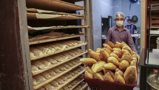 İstanbul'un birtakım ilçelerinde ekmek fiyatlarına yapılan artırım tartışma yarattı! Vatandaş reaksiyon gösterdi, fırıncı kendini savundu