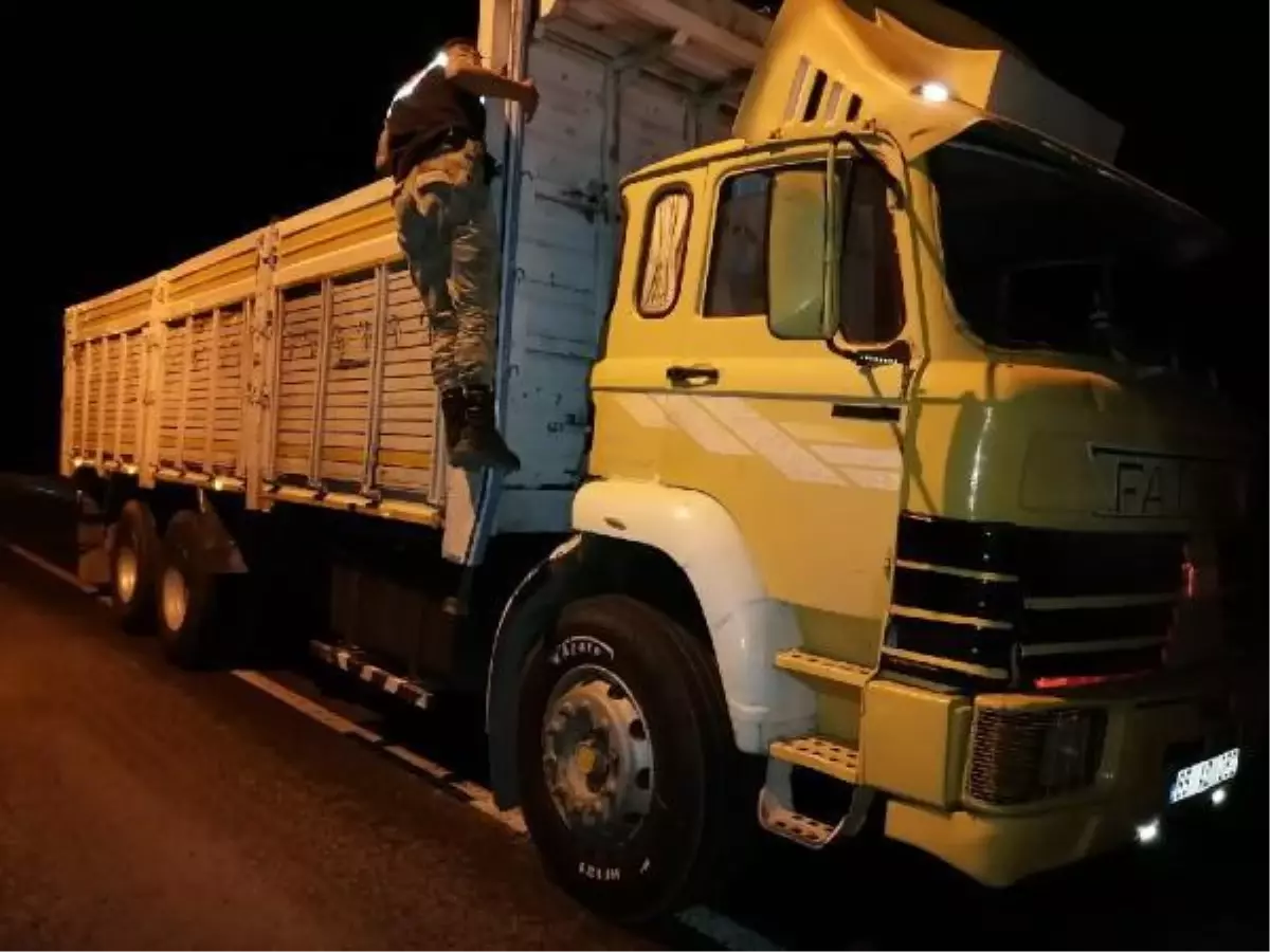 Kamyon kasasında 40 kaçak göçmen yakalandı