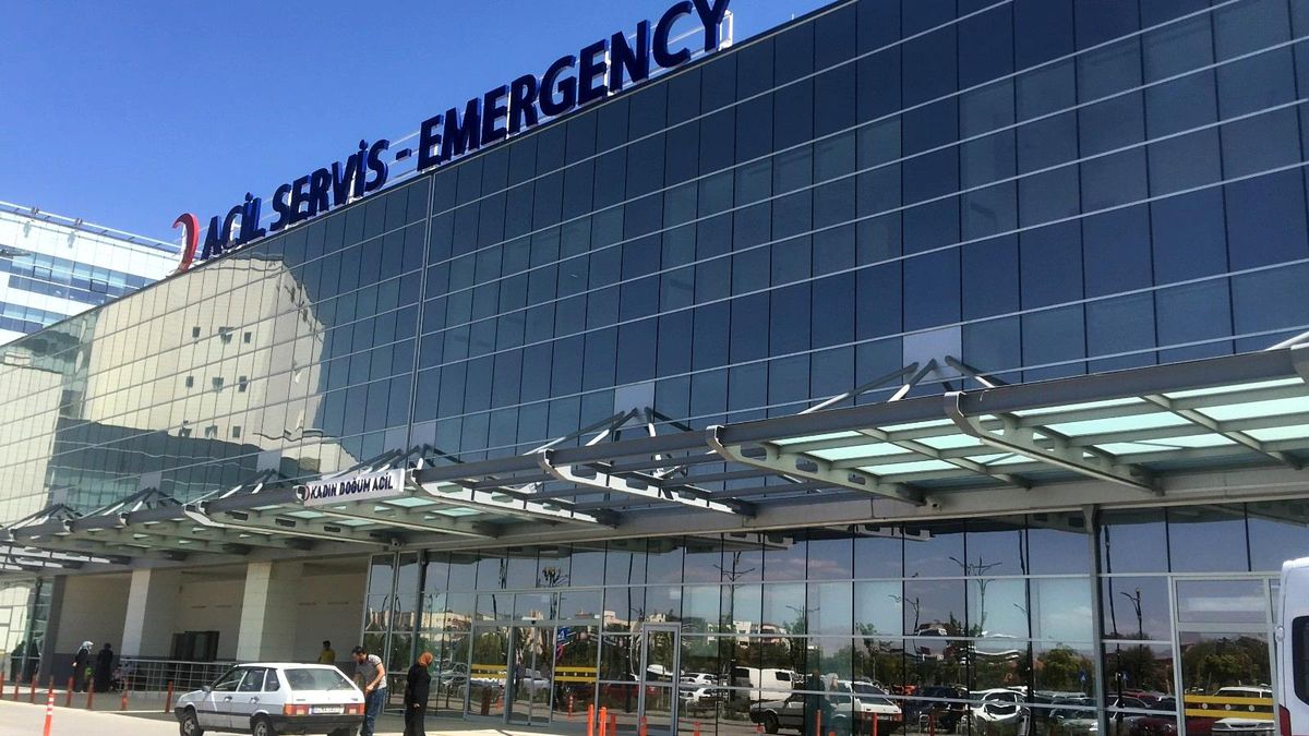 Kargaları korkutmak için av tüfeğiyle havaya ateş açıp balkondaki komşusunu vurdu