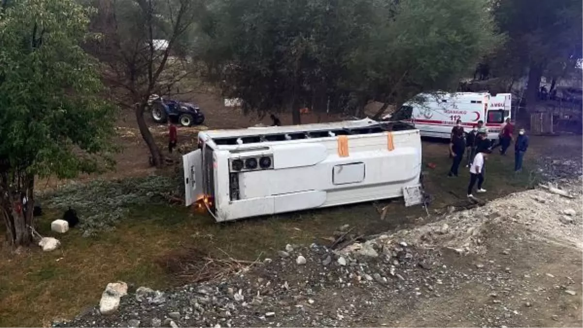 Tur midibüsü şarampole yuvarlandı: 1 ölü, 8 yaralı
