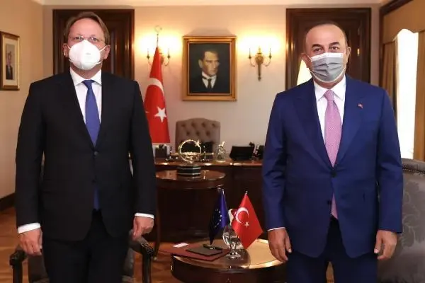 Son dakika siyaset: Bakan Çavuşoğlu, AB Komşuluk ve Genişleme Komiseri ile görüştü