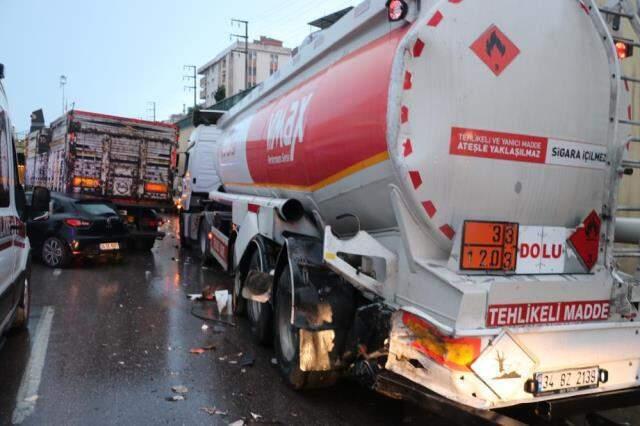 D100 Karayolu'nda zincirleme kaza! Kayganlaşan yolda 17 araç birbirine girdi, 4 kişi yaralandı