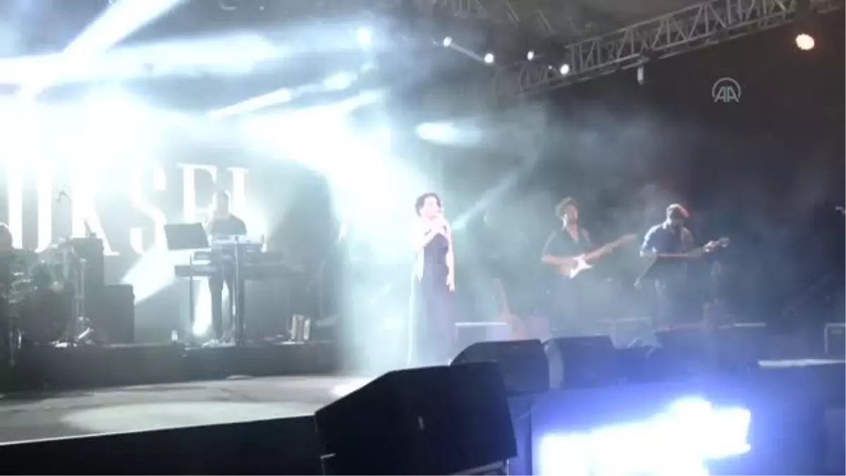 Göksel, 'Nilüfer +1 Güz Konserleri'nde sahneye çıktı