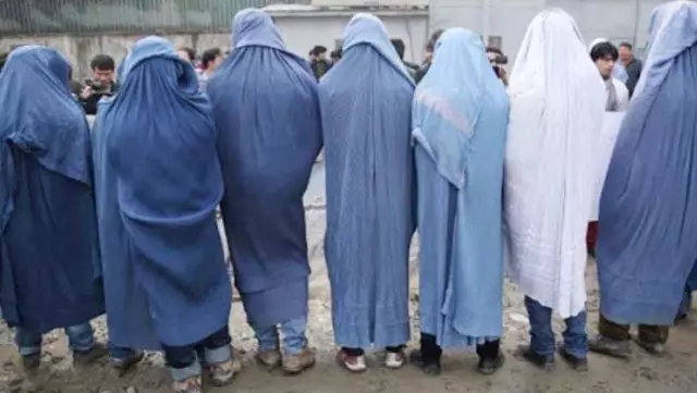 İngiliz askerlerinden akılalmaz plan! Taliban'dan burka giyerek kaçmışlar