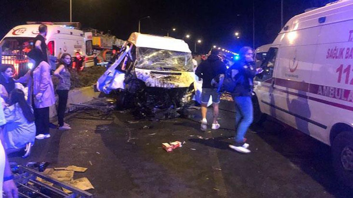 İzmir'de 6 aracın karıştığı zincirleme kaza: 1'i ağır 11 yaralı