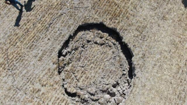 Konya'dan sonra Ankara'da da ortaya çıkan obruk vatandaşı korkuttu! Genişlemeye devam ediyor Konya'dan sonra Ankara'da da ortaya çıkan obruk vatandaşı korkuttu! Genişlemeye devam ediyor