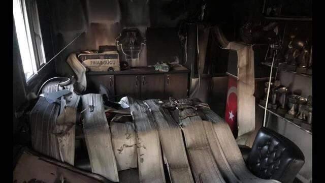 Kulüp binasında metal kupaların bile eridiği yangında Türk bayrağı ve şehit emanetlerine hiçbir zarar gelmedi