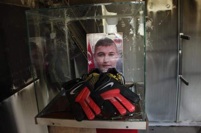 Kulüp binasında metal kupaların bile eridiği yangında Türk bayrağı ve şehit emanetlerine hiçbir zarar gelmedi