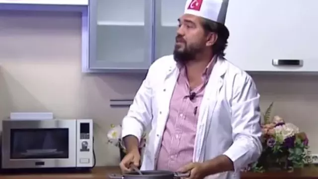 Rasim Ozan Kütahyalı, canlı yayında lokma döktürdü Rasim Ozan Kütahyalı, canlı yayında lokma döktürdü