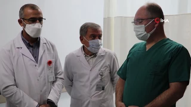 Sivas'ta 800 bin doz aşı uygulandı, gazeteciyi erken aşıya Vali Ayhan ikna etti
