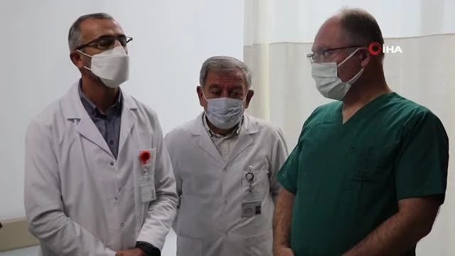 Sivas'ta 800 bin doz aşı uygulandı, gazeteciyi erken aşıya Vali Ayhan ikna etti