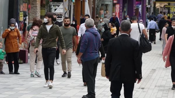 Hadise sayısında 6'ncı sıradaki Trabzon'da caddeler dolu, maske unutuldu
