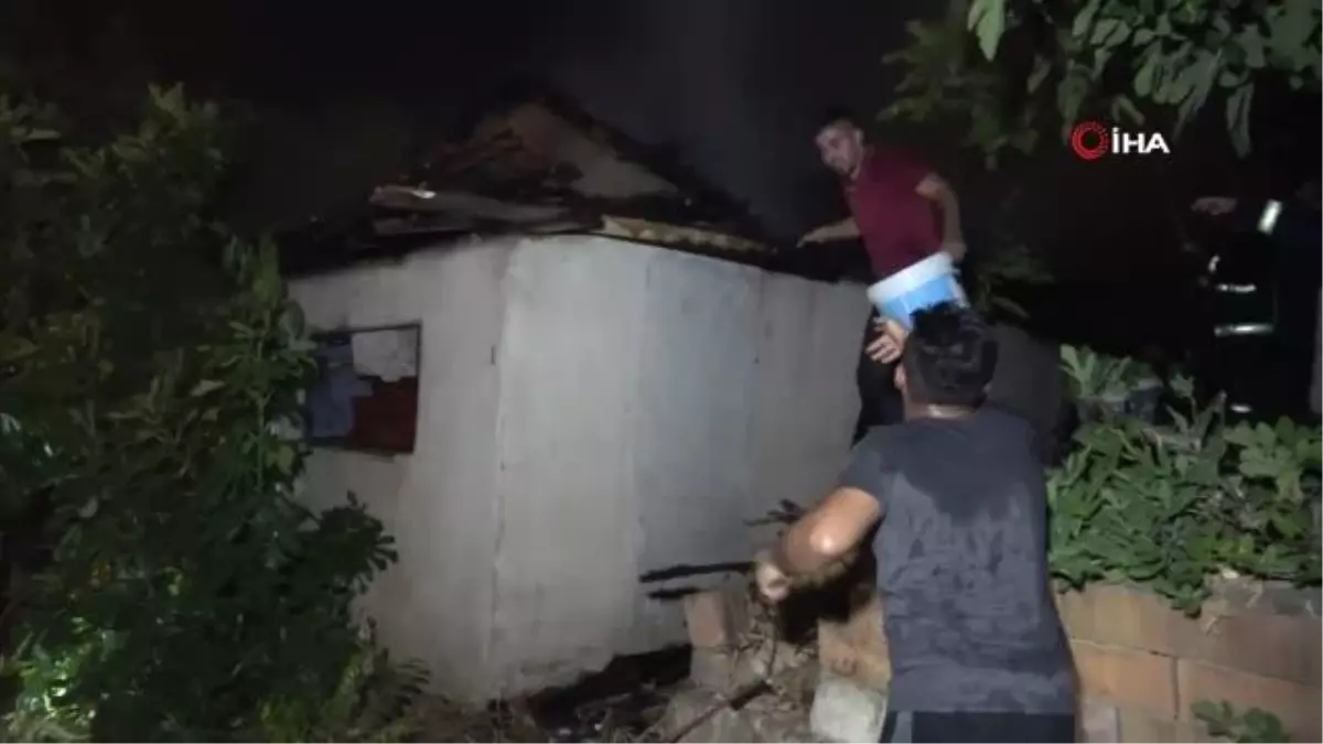 Ahşap ev yangınında eline hortumu, kovayı alan sokağa döküldü