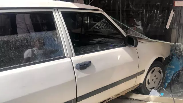 Akrabasına kızdı, dükkanına otomobille girdi