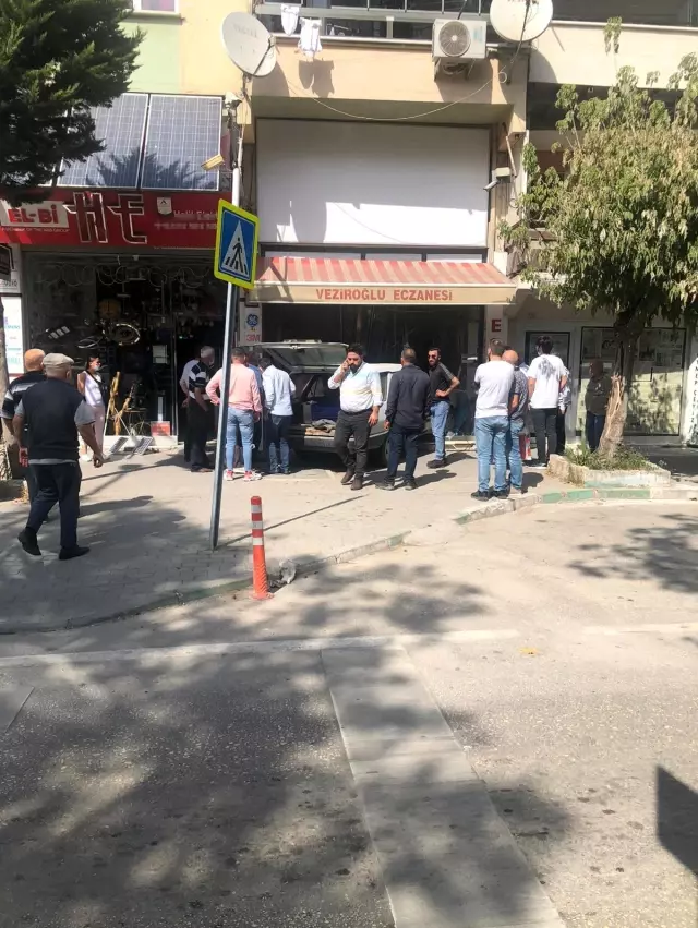 Akrabasına kızdı, dükkanına otomobille girdi