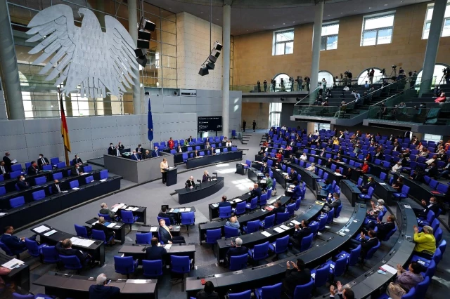 Almanya'da Federal Meclis'in son oturumu seçim düellosuna döndü