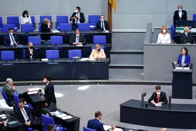 Almanya'da Federal Meclis'in son oturumu seçim düellosuna döndü