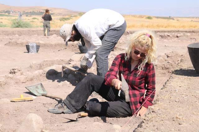 Arkeologlar günler süren kazılar sonucu çıkardı! Tam 7 bin 500 yıllık köy bulundu