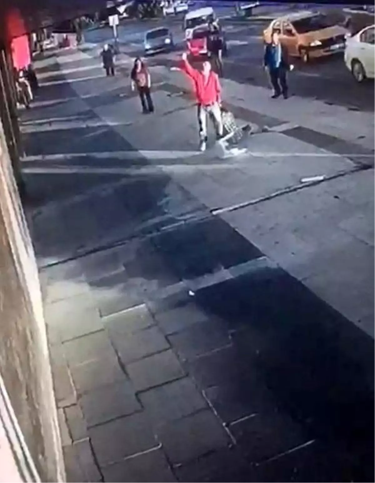 Son dakika haberi | Barışmayan eski eşini sokak ortasında 10 yerinden bıçakladı...Dehşet anları kamerada