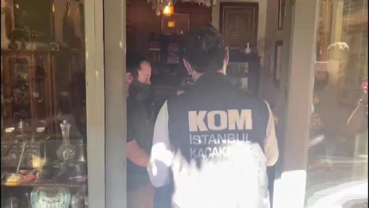 BEYOĞLU'NDA ANTİKA DÜKKANINA OPERASYON; 88 TARİHİ ESER ELE GEÇİRİLDİ