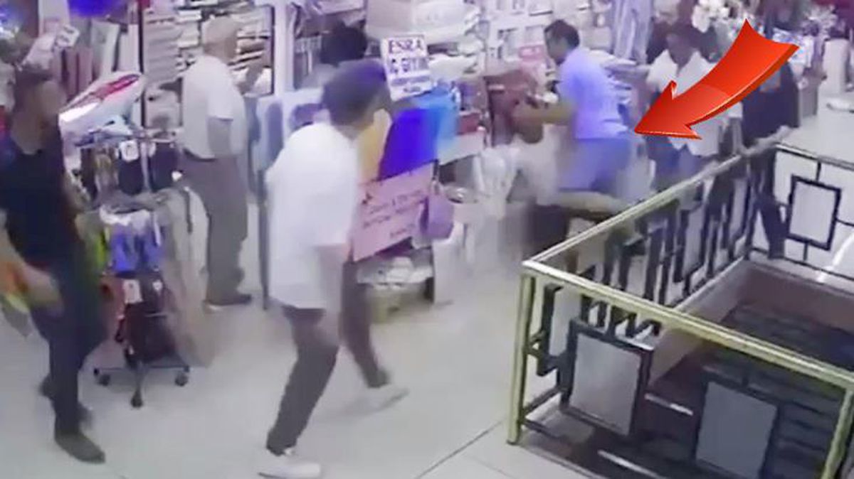 Çığlıklara koştular! Karısını döven adama, pasajdaki esnaf dayak attı