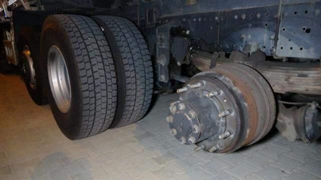 En acı ölüm! Kamyondan fırlayan lastik, yol kenarında bekleyen kadına isabet etti