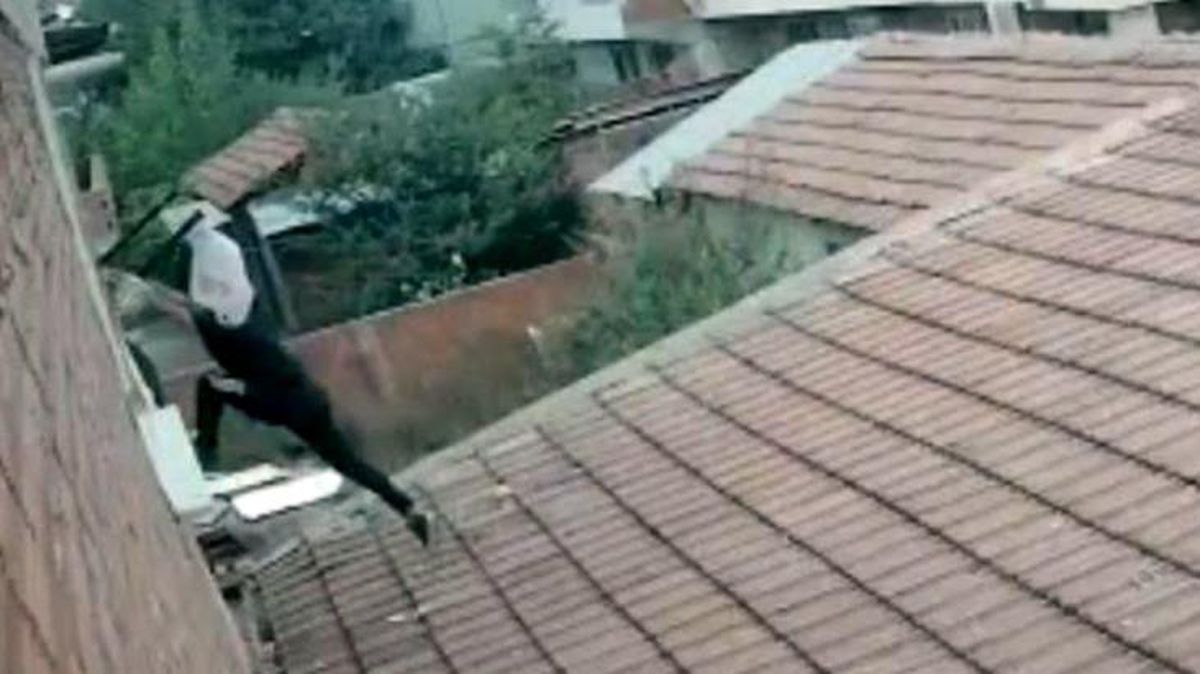 Husumetli olduğu akrabasının evine çatıdan girip eşini darbetti