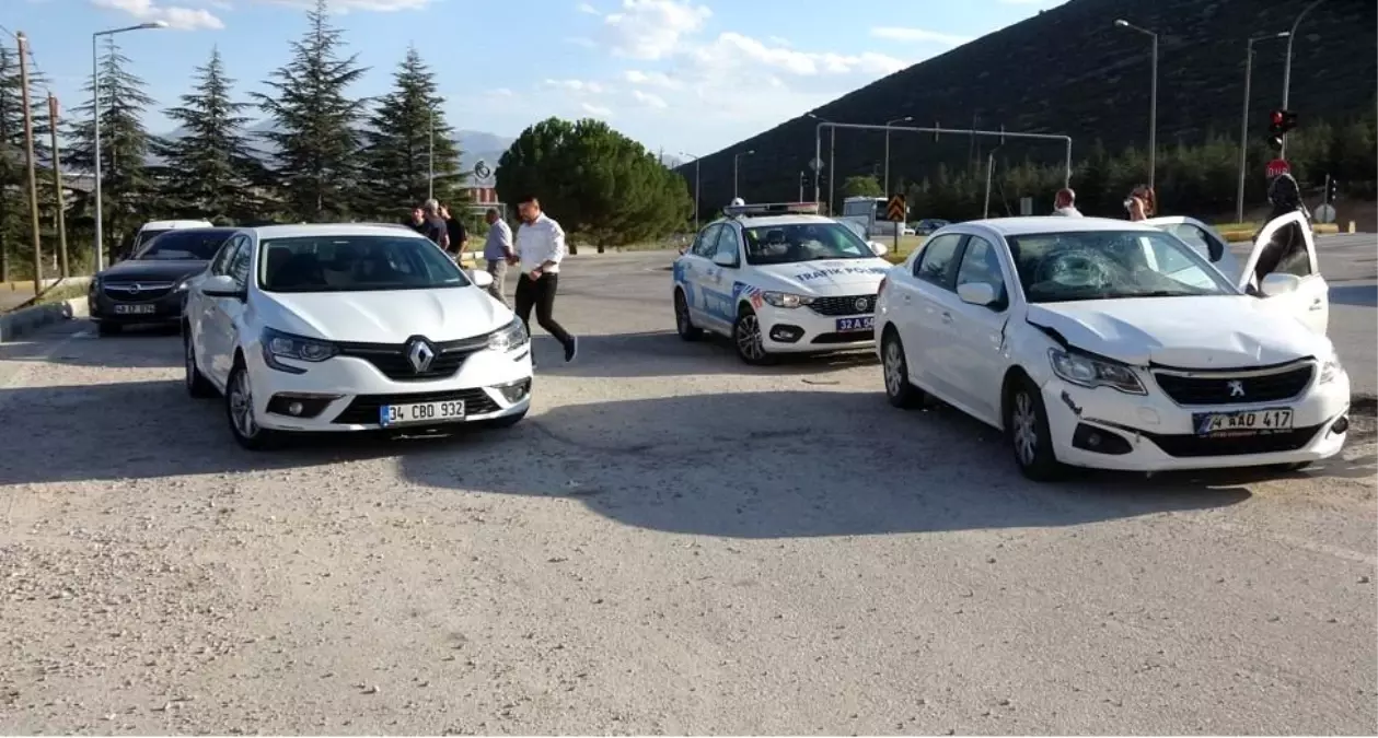 Isparta'da 4 araç birbirine girdi