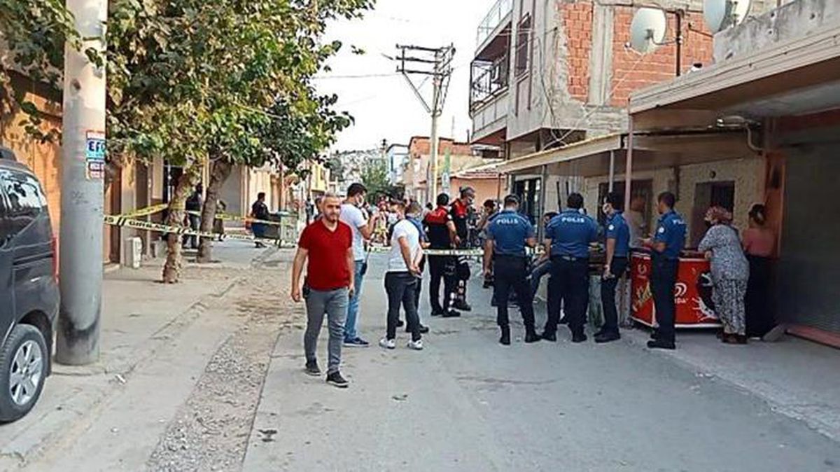 İzmir'de husumetlilerinden aileye silahlı saldırı: 6'sı çocuk 12 yaralı