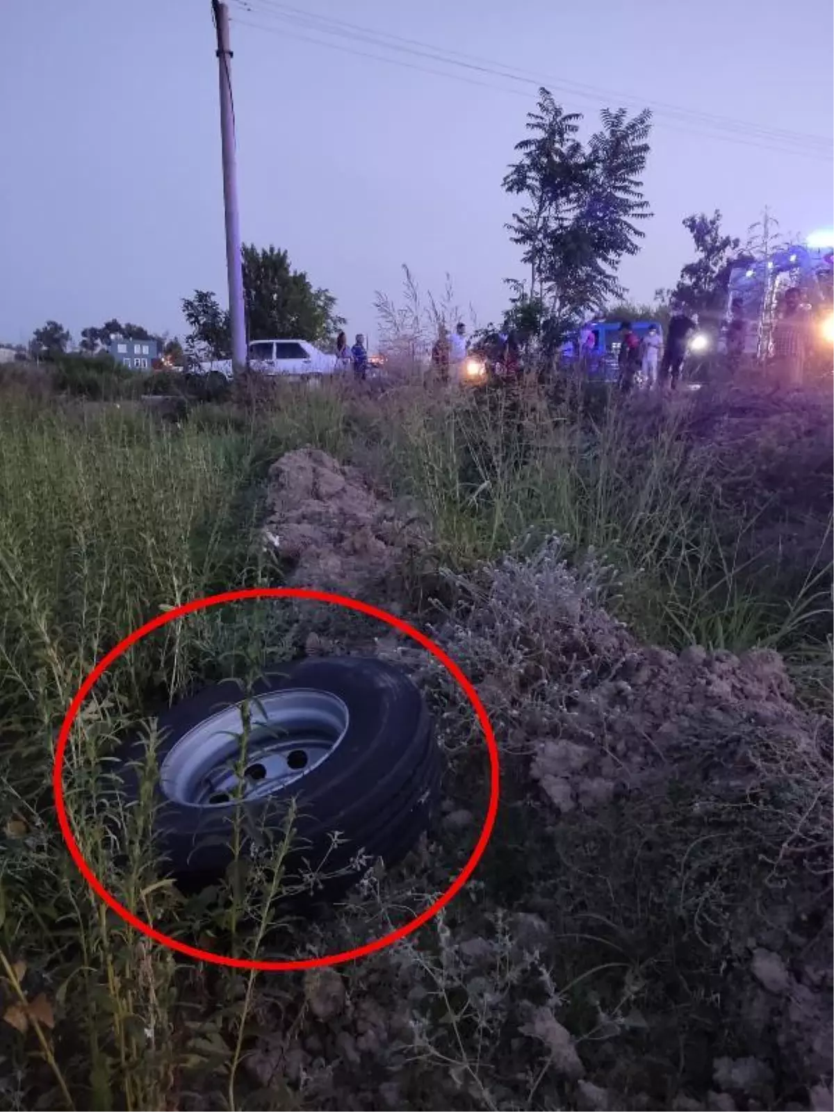 Son dakika haber... Kamyonun fırlayan tekerlerinden biri Lamia'yı öldürdü, diğeri zincirleme kazaya neden oldu
